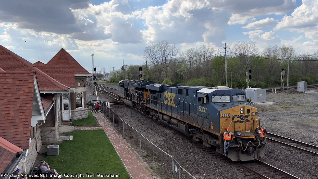 CSX 5337 has work at Marion.